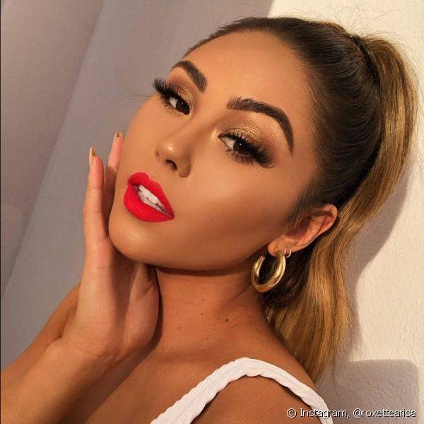 A maquiagem com batom vermelha e sombra dourada bem brilhosa ? a aposta sexy para o Dia dos Namorados (Foto: Instagram @roxettearisa)